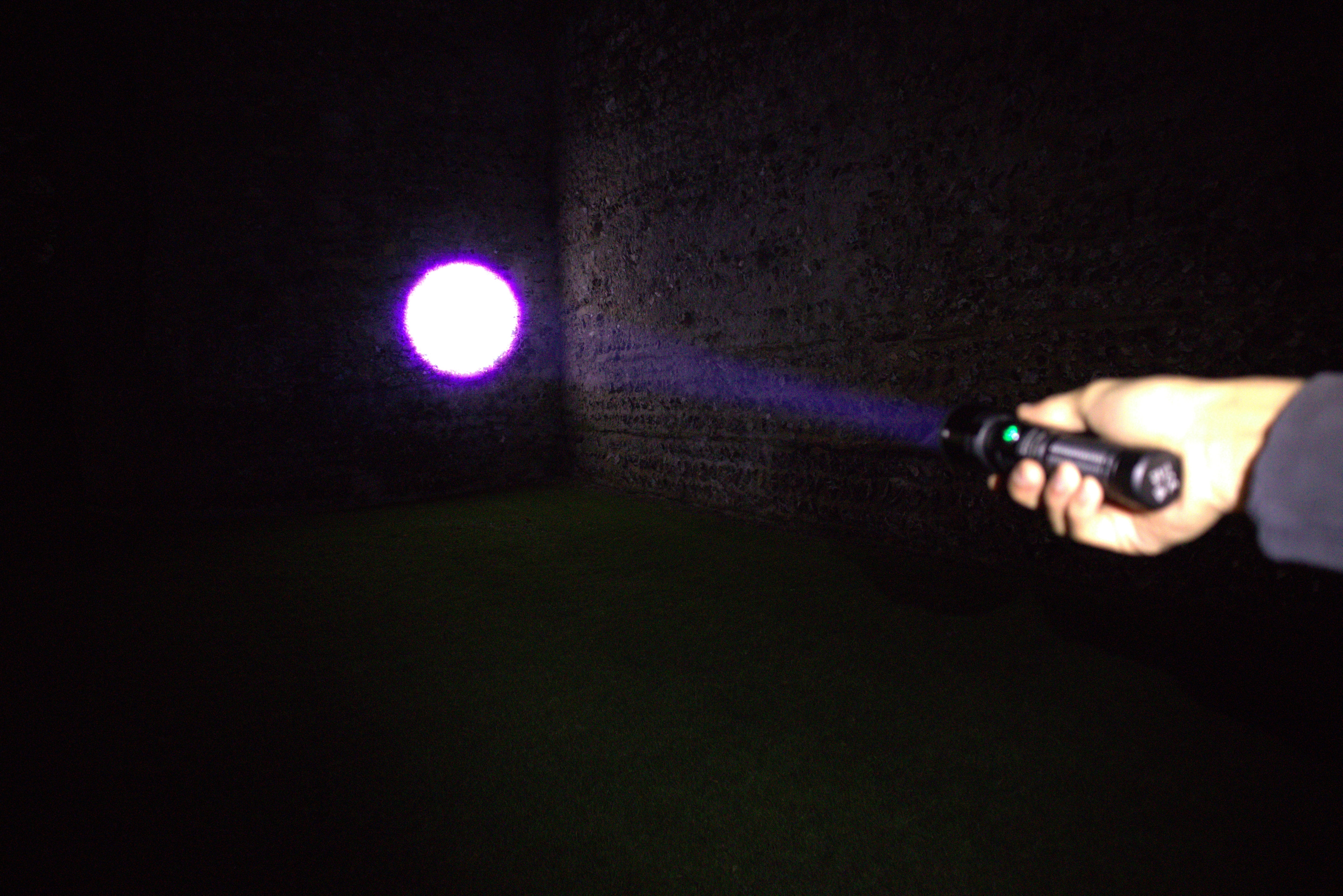 Zoom 2000 | 2000 Lumen | Wiederaufladbare Taschenlampe mit gemischtem Lichtstrahl