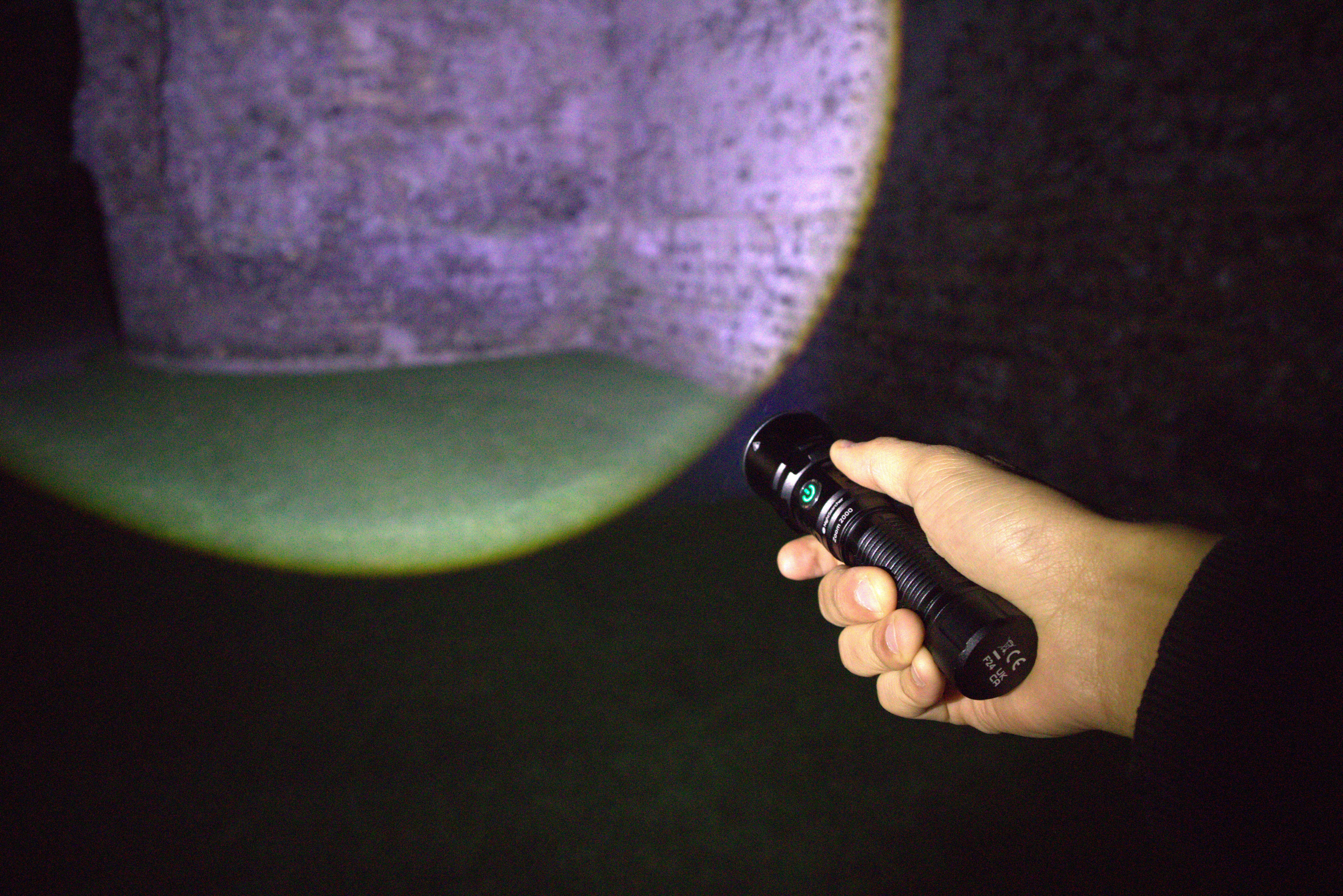 Zoom 2000 | 2000 Lumen | Wiederaufladbare Taschenlampe mit gemischtem Lichtstrahl